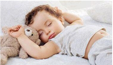 睡眠有助于孩子的生长发育，在夜间成长